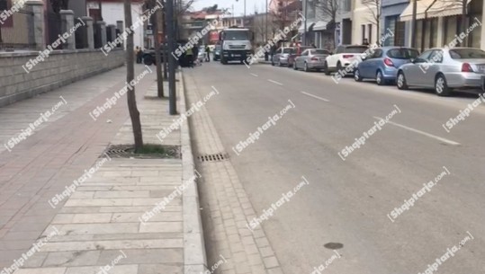Aksident në Korçë, makina përplas motorin pranë një shkolle, lëndohet drejtuesi 