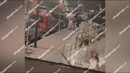 Del video, me pranga në duar, momenti kur futet në furgonin e policisë bashkëjetuesja e Nuredin Dumanit