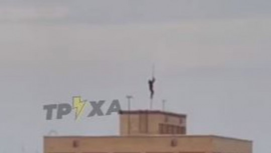 Nuk llogariti bombardimet dhe as frikën, ukrainasi bën aktin heroi, shkul flamurin rus nga ndërtesa në Balakleya  (VIDEO)