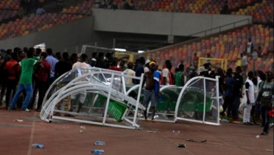Tifozët pushtuan fushën pasi humbën kualifikimin për në botëror, vdes mjeku i FIFA-s nga trazirat në ndeshjen Nigeri-Ganë