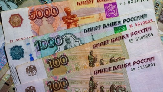 Rubla ‘merr veten’, rimëkëmbet kundrejt dollarit dhe kthehet në nivelin e paraluftës
