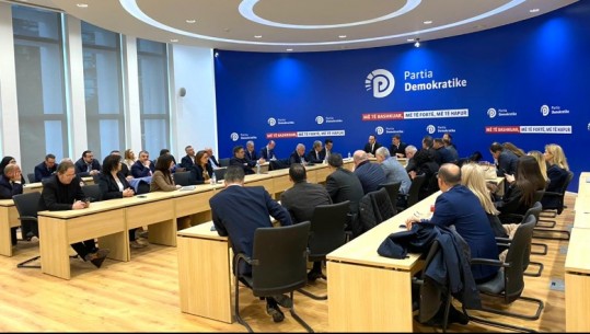 Mbledhja e Grupit Parlamentar të PD, Alibeaj-Berishës: Prezanca juaj sinjal i brishtë për demokracinë! Ish-kryeministri: Pranoni realitetin, vendimi i Bashës, antistatutor