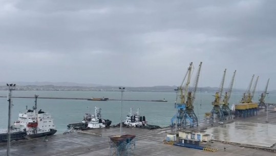 ‘Tërbohet’ deti në Durrës dhe Vlorë, ‘ngrijnë’ tragetet në port, i pamundur lundrimi! Era e fortë rrëzon shtyllën e tensionit të lartë, pa drita Pashalimani 