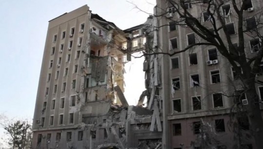 U bombardua dy ditë më parë, nxirren 19 trupa të pajetë nga rrënojat e pallatit të guvernatorit në Mykolaiv