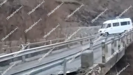 Guximi i 'çmendur' i shoferit në Kukës, kalon me furgon mbi urën e shembur (VIDEO)