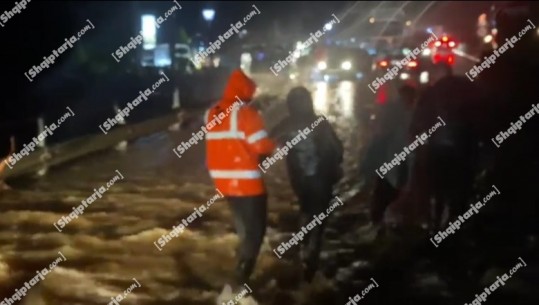 Rëndohet situata në aksin rrugor Elbasan-Librazhd, fillojnë evakuimet e para të shoferëve, shiu nuk ndalet 