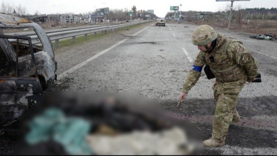 Video tronditëse e masakrës së ushtrisë ruse ndaj civilëve në Ukrainë! Gjenden trupat e djegur në autokolonën e makinave që po largohej nga Kievi