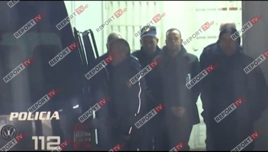 VIDEO+FOTO/ Me pranga në duar dhe i rrethuar nga efektivë, dalin pamjet e Alqi Bllakos kur futet në furgonin e policisë pasi GJKKO e lë në burg