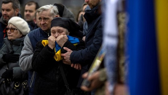 Me flamur në dorë dhe sytë plot dhimbje, nëna ukrainase i jep lamtumirën e fundit djalit të saj që luftoi për liri 