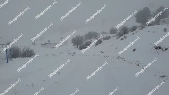 Ulja e temperaturave dhe reshjet e borës, 6 fshatra në Skrapar të bllokuar dhe në errësirë   
