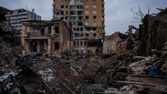 Kiev: 10 ndërtesa në Lugansk në flakë pas bombave ruse