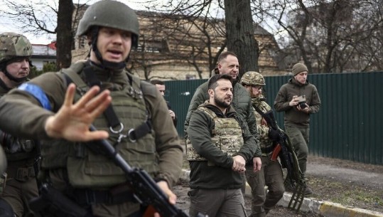 Zelensky nga Bucha: Duhet t’i tregojmë botës atë që bëri ushtria ruse këtu