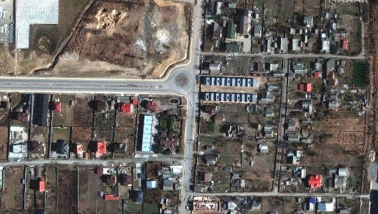 FOTO+VIDEO/ Imazhet satelitore tregojnë trupa të vdekur në rrugë kur Bucha ishte nën kontrollin rus