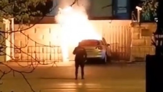 Makina përplaset me  portën e ambasadës ruse në Rumani, një i vdekur (VIDEO)