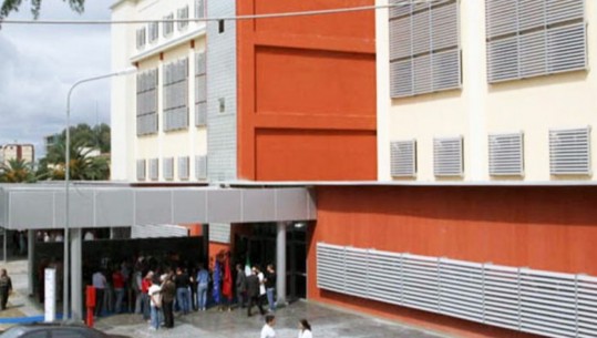 Tiranë/ Goditën me grushte mjeken në QSUT e thyen dyert e spitalit, në pranga 2 persona! Ishin të dehur, akuzuan doktoreshën për neglizhencë pasi u vdiq i afërmi