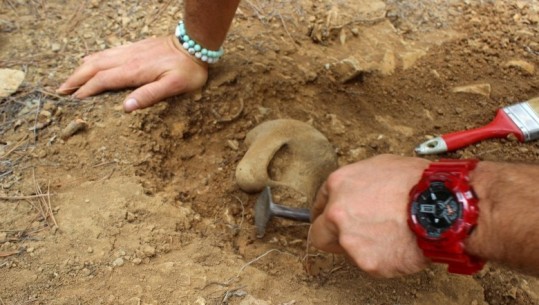 Banorët e fshatit Kthellë zbulojnë enën e qeramikës së kulturës ilire, ministrja: E regjistruam si pasuri kulturore