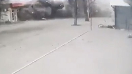 Shpërthim i fuqishëm në Severodonetsk, sulmohet brutalisht zona e banuar në qytet, në video kapen edhe disa civilë 