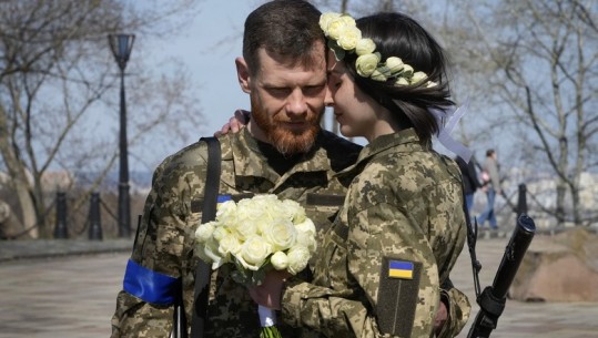FOTO/ Mes luftës me Rusinë, ushtarët ukrainas martohen në parkun e Kievit