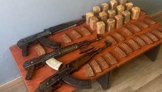 Kallashnikovë, qindra fishekë e tritol, gjendet arsenal armësh në kufirin greko-shqiptar (VIDEO)