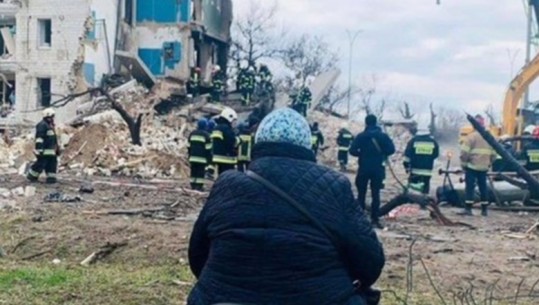 FOTOLAJM/ Histori tronditëse nga Ukraina, Liudmyla 3 ditë e ulur para godinës së shkatërruar: Kam motrën dhe nipin poshtë rrënojave