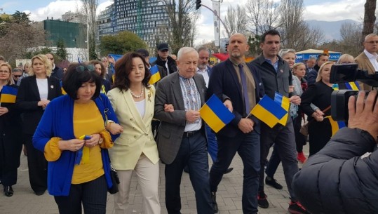 Me flamuj në duar, qindra qytetarë iu bashkuan manifestimit për Ukrainën! Kryebashkiaku i Kievit mesazh për shqiptarët: Çmojmë mbështetjen! Të pranishëm Kim, ambasadori Ukrainas dhe Veliaj