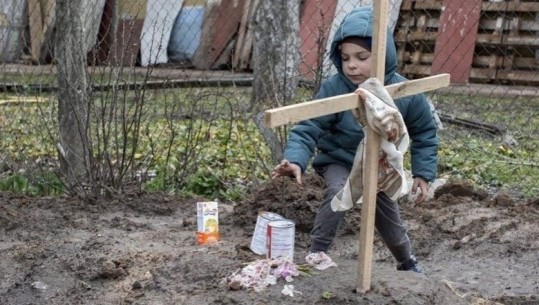  La lulet në varrin e improvizuar të nënës së tij, djaloshi ukrainas ‘thyen’ zemrën e të gjithëve me lamtumirën e fundit 