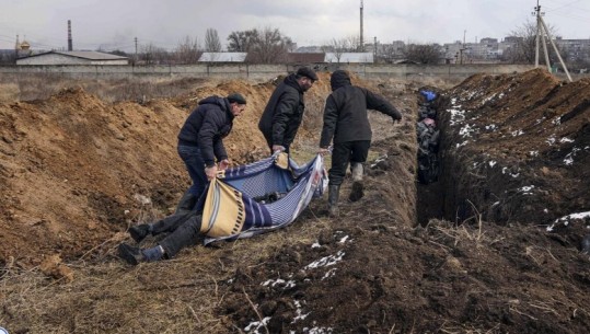 Kryetari i Bashkisë së Makarov: U gjetën 132 trupa në një varrezë masive, qyteti i shkatërruar 