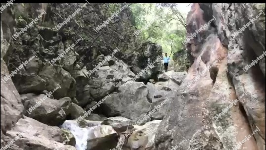 Pësoi frakturë në këmbë, turisti polak bllokohet prej disa orësh në kanionin e Gjipesë (VIDEO)