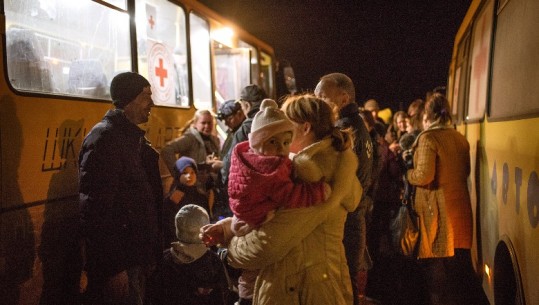 Melitopol, trupat ruse bllokojnë 8 autobusë me civilë