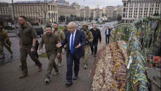 FOTOLAJM/ Zelensky dhe Johnson ecin në qendër të Kievit