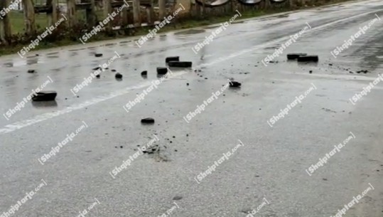  Reshjet me intensitet të lartë, bien masive dherash e gurësh në aksin Berat-Skrapar dhe në qarkun e Dibrës, vështirësi në qarkullim