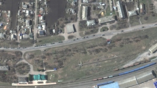 Lufta/ Imazhet satelitore tregojnë një kolonë ushtarake ruse në lindje të Kharkiv