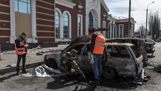 Kuleba: E vështirë të mendosh për negociatat pas sulmeve ruse në Kramatorsk e Bucha