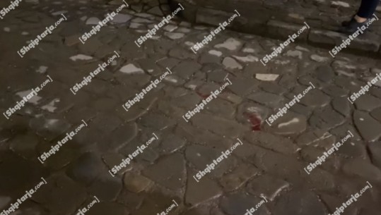 Dhunohet me leva kancelari i gjykatës së Elbasanit, video nga rrugët e lyera me gjak