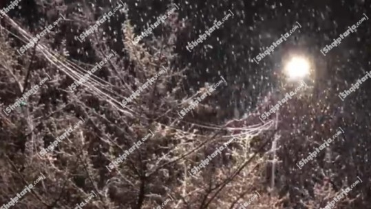 Edhe pse në stinën e pranverës, në Korçë rikthehen reshjet e dëborës (VIDEO)