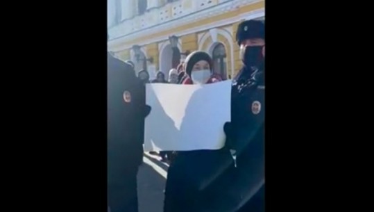 Të arrestohesh se proteston me një fletë të bardhë