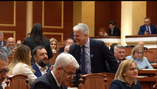 Pandeli Majko betohet për herë të 8 si deputet i PS, mori mandatin e lënë nga Alqi Bllako! Shfaqet i qeshur dhe përqafohet me deputetët socialistë