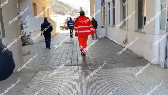  Videolajm/ Pacienti i plagosur i ‘ikën nga duart’ mjekëve sapo ambulanca u nis për ta dërguar në Tiranë, policët vrap pas tij për ta kapur 
