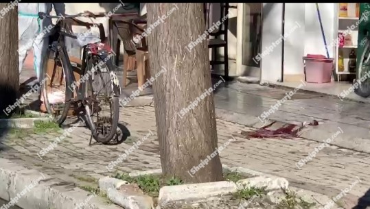  Shenja gjaku në trotuar, ja ku u qëllua për vdekje Nazim Bandula teksa po pinte kafen para banesës  (VIDEO)
