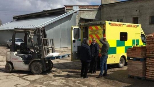 Lufta/ Mjeku uellsian shkon në Ukrainë për të rregulluar ambulancën