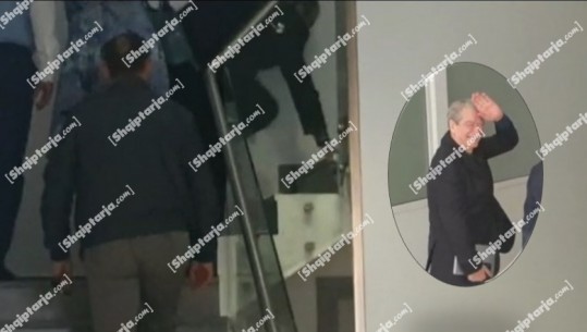 VIDEO-LAJM/ Po hynte në selinë e PD, Berisha pengohet në shkallë