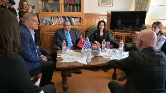 Shqipëria dhe Greqia drejt njohjes së diplomave, universitetet e Gjirokastrës dhe Janinës firmosin marrëveshje bashkëpunimi