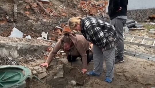 Ulërimat e dhimbjes së një nënë në Ukrainë, momenti kur gruaja zbulon trupin e pajetë të djalit të saj në pus (VIDEO)