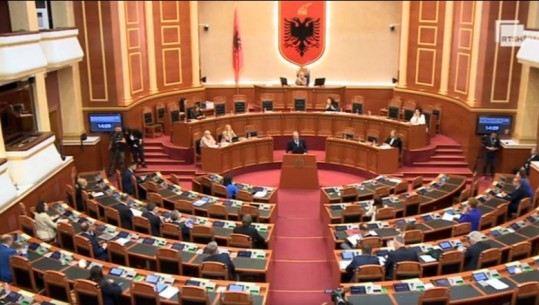 Spiropali debat me Berishën në Kuvend: Nuk e mund dot më Shqipërinë, je gjenerali i një ushtrie që mendon se ti je gjallë! Ish-kryeministri: Po e frenoj gojën se je zonjë
