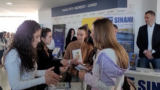 Panairi i punës dhe karrierës në Universitetin e Durrësit, 150 biznese kërkojnë punonjës! Studentët më shumë aplikime në banka dhe hoteleri turizëm