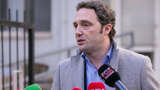 Spahia shkarkon njerëzit e ish-kryebashkiakes Ademi në Shkodër, heq 2 administratorë! I përgjigjet Darragjati: Më kërcënove, kërko falje 