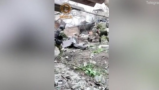 Forcat ruse tentojnë të mbulojnë krimet e luftës në Mariupol, po zhvarrosin mijëra civilë të vdekur dhe djegin trupat e tyre në krematoriume të lëvizshëm (VIDEO)