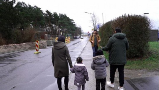 Maqedoni e Veriut, gruan rome tentojnë ta përdhunojnë në sy të fëmijëve, ajo kërkon azil në Gjermani, por i refuzohet