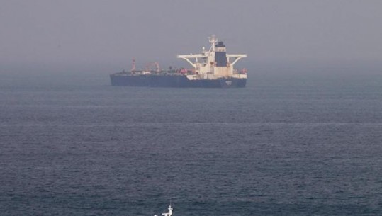 Mbytet një anije me 750 tonë naftë në brigjet e Mesdheut