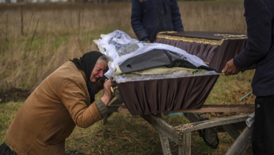 Nena që qajnë mbi trupat e djemve të vrarë dhe shkatërrim, situata në Ukrainë në disa fotografi   